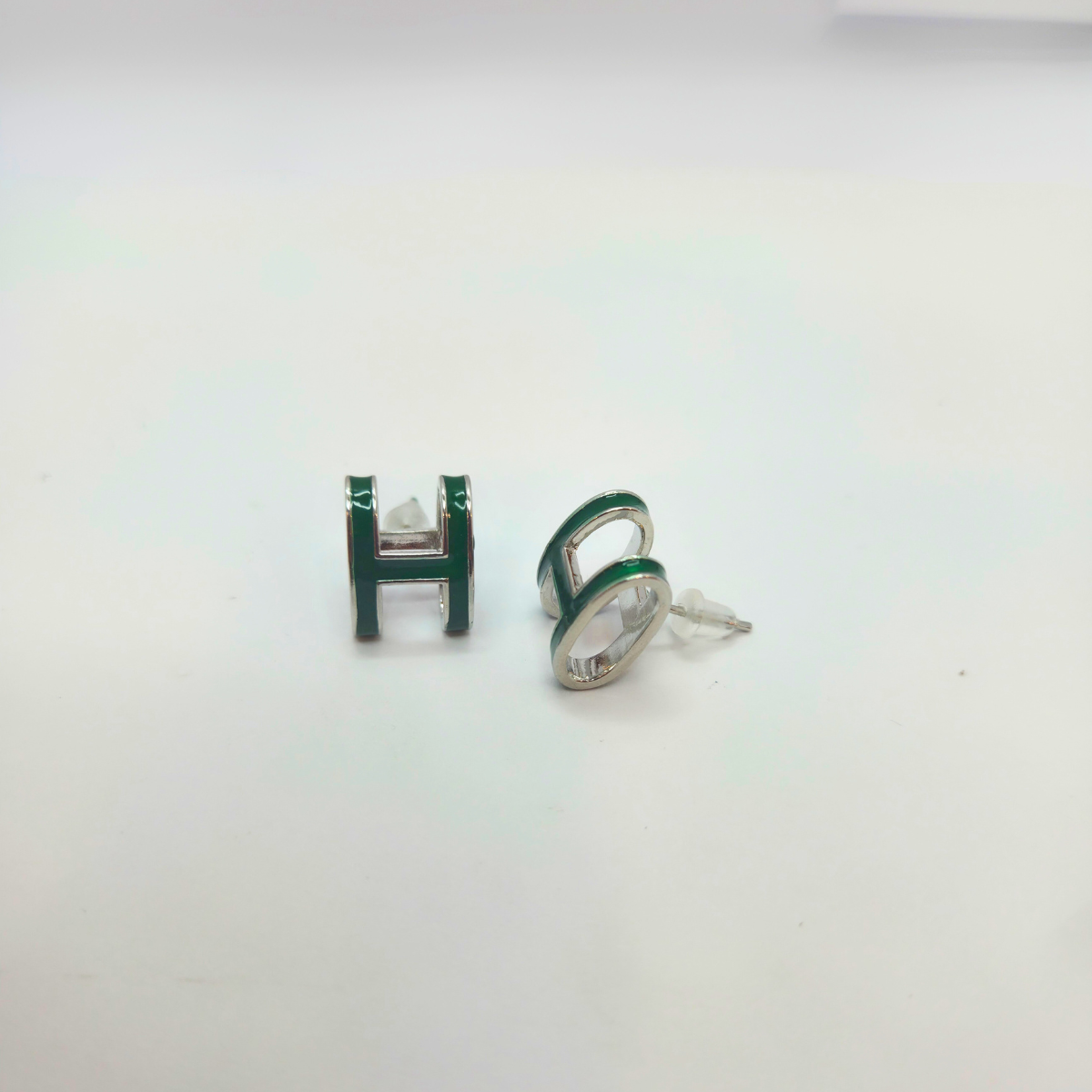 Conjunto Collar y Pendientes con Diseño de Letra 'H' Esmaltada Verde - 100% Acero Bañado en Rodio