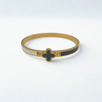 Pulsera Rígida con Trébol Esmaltado Negro, Detalles Blancos y Circonitas - 100% Acero Bañado en Oro 18K