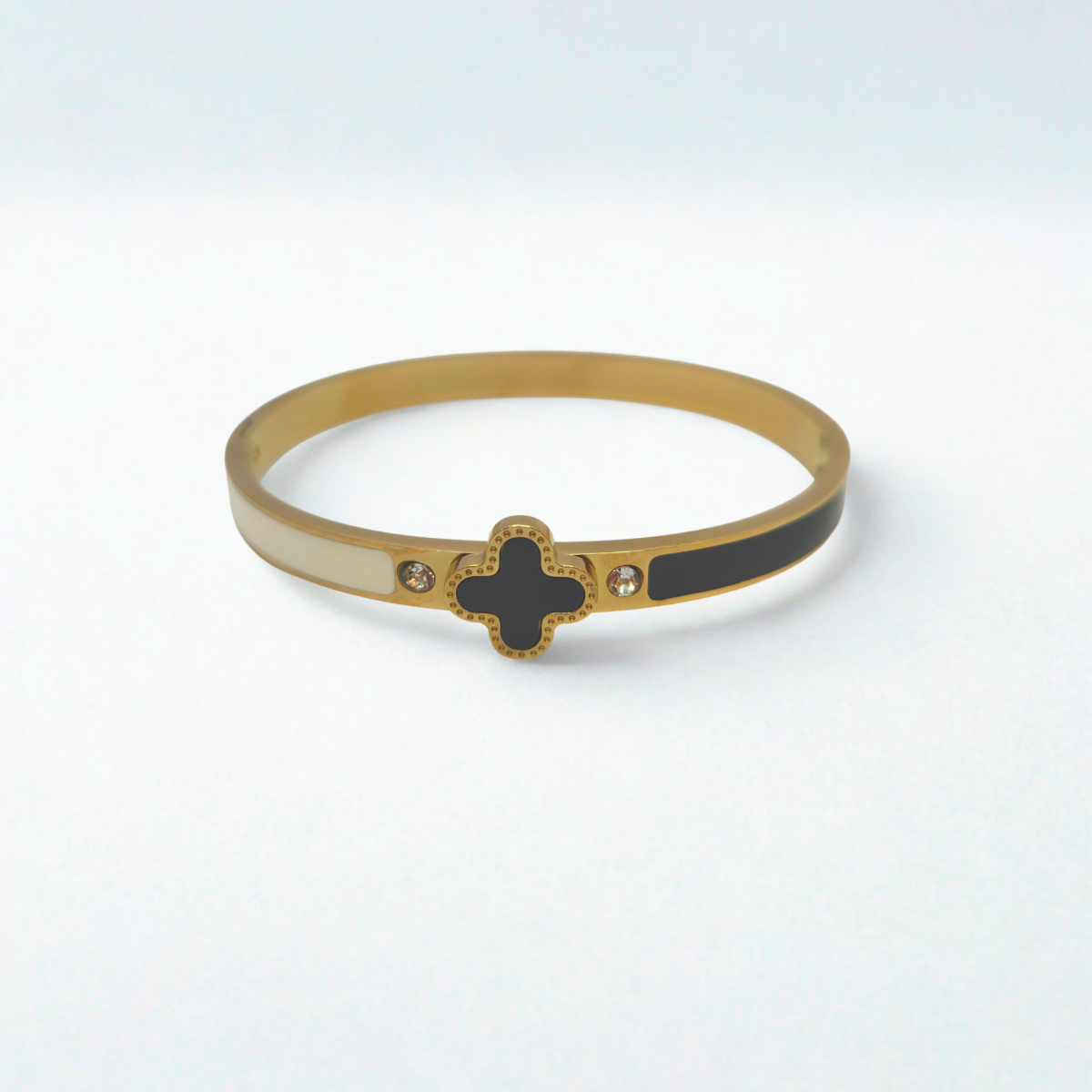 Bracelet rigide avec trèfle émaillé noir, détails blancs et zircones - 100 % acier plaqué or 18 carats