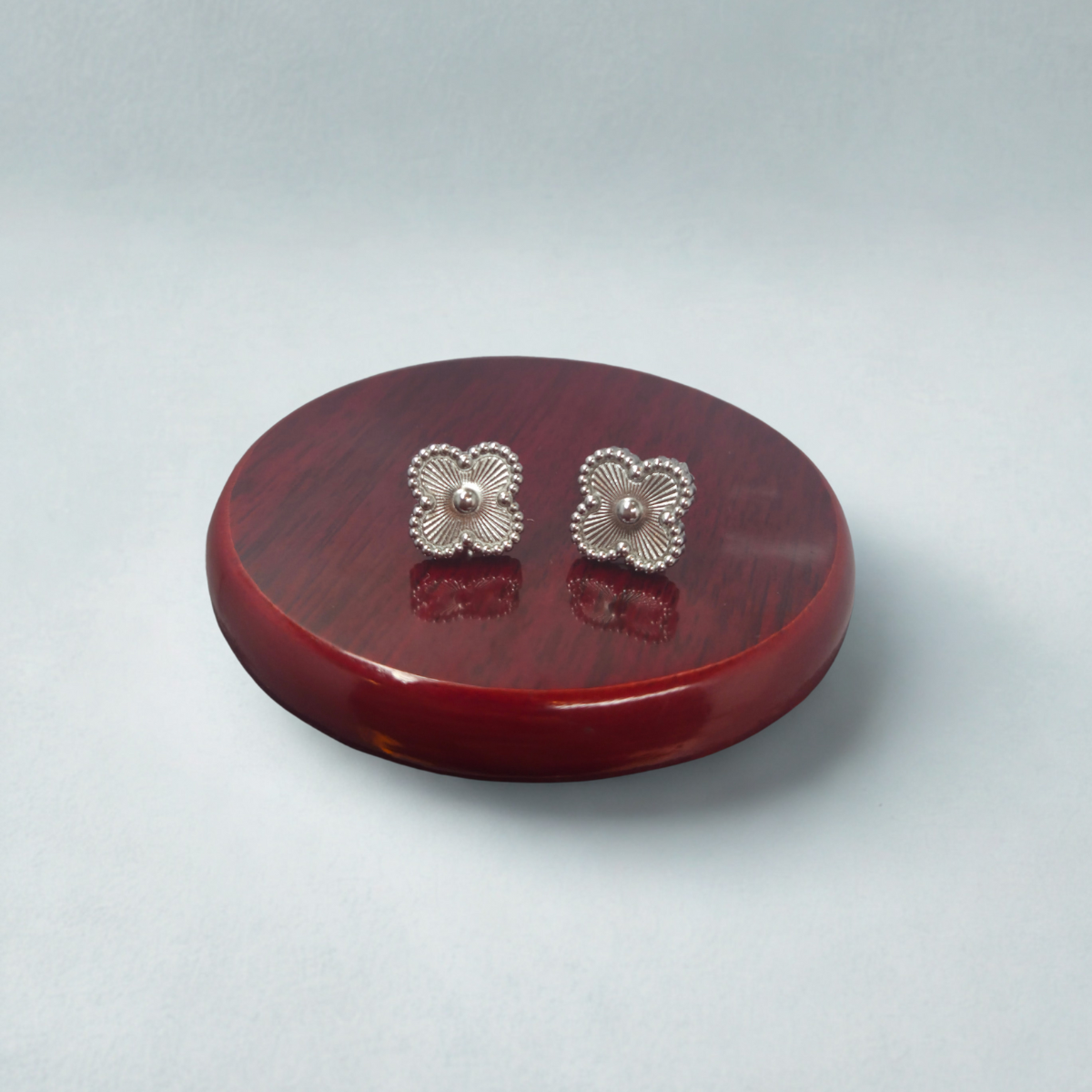 Conjunto Collar y Pendientes de Trébol con Centro Texturizado - 100% Acero Bañado en Rodio