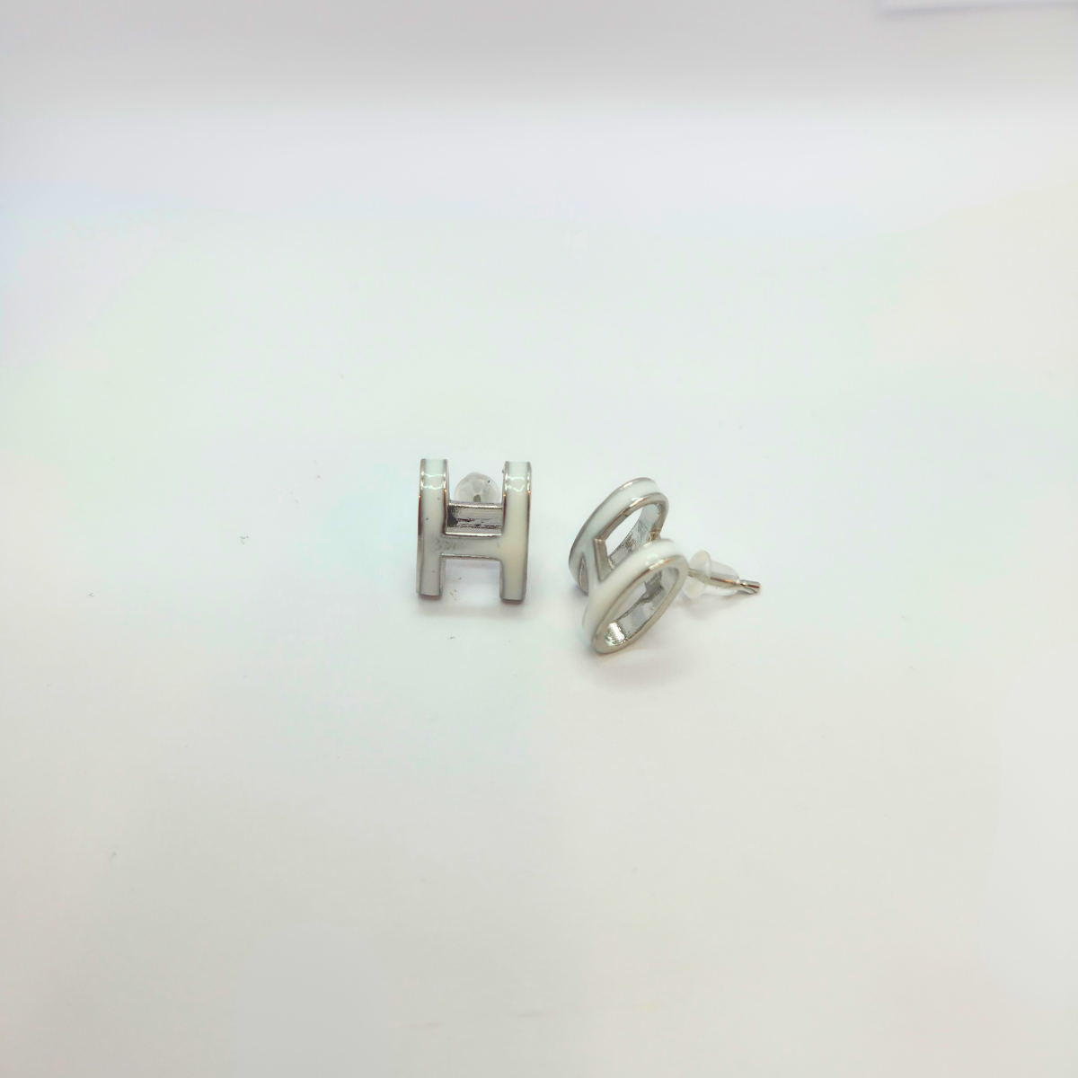 Conjunto Collar y Pendientes con Letra 'H' - 100% Acero Bañado en Rodio