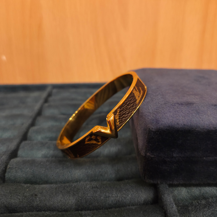 Pulsera Estilo Vuitton con Monogram y V Central - 100% Acero Bañado en Oro de 18K