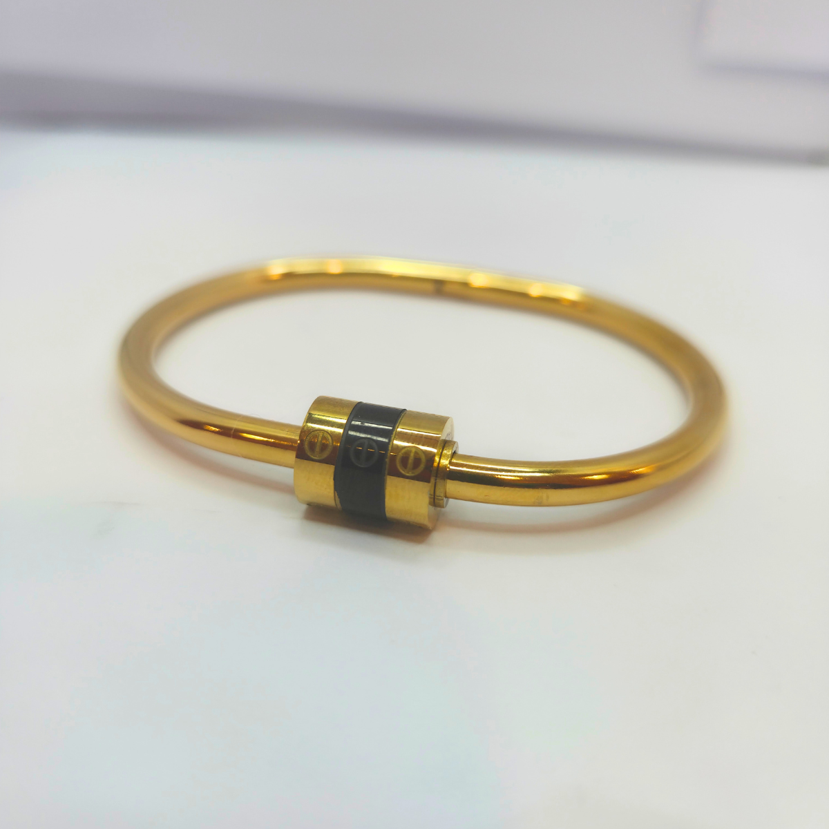 Conjunto de Aros Entrelazados y Brazalete con Detalle Negro (Collar, Pendientes y Pulsera) - 100% Acero Bañado en Oro 18K