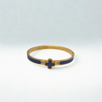 Pulsera Rígida con Diseño de Trébol Esmaltado Azul y Circonitas - 100% Acero Bañado en Oro 18K