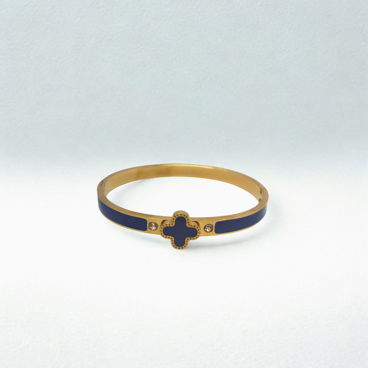 Bracelet rigide avec motif trèfle émaillé bleu et zircone - 100 % acier plaqué or 18 carats
