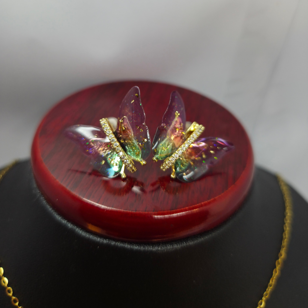 Conjunto Collar y Pendientes de Mariposa con Alas de Cristal Multicolores y Circonitas - 100% Acero Bañado en Oro 18K