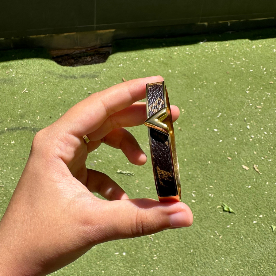 Pulsera Estilo Vuitton con Monogram y V Central - 100% Acero Bañado en Oro de 18K