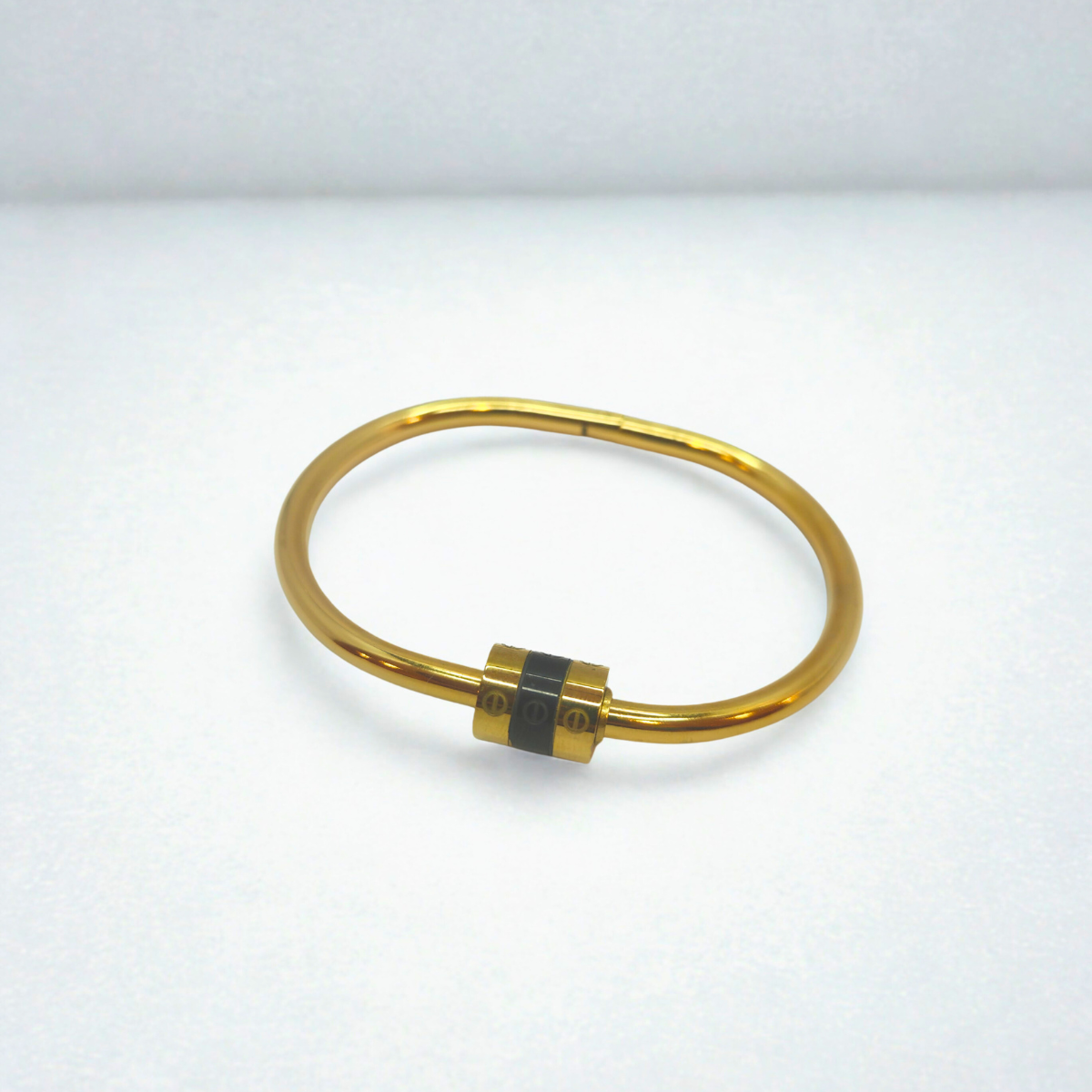 Conjunto de Aros Entrelazados y Brazalete con Detalle Negro (Collar, Pendientes y Pulsera) - 100% Acero Bañado en Oro 18K