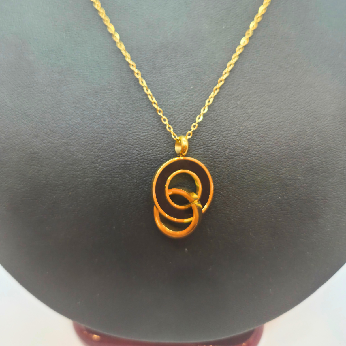 Conjunto de Aros Entrelazados y Brazalete con Detalle Negro (Collar, Pendientes y Pulsera) - 100% Acero Bañado en Oro 18K