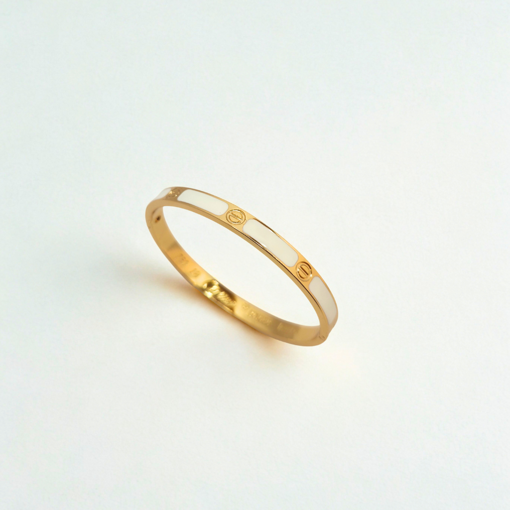 Pulsera Brazalete de Acero Chapado en Oro de 18K 100% con Detalles Esmaltados en Blanco