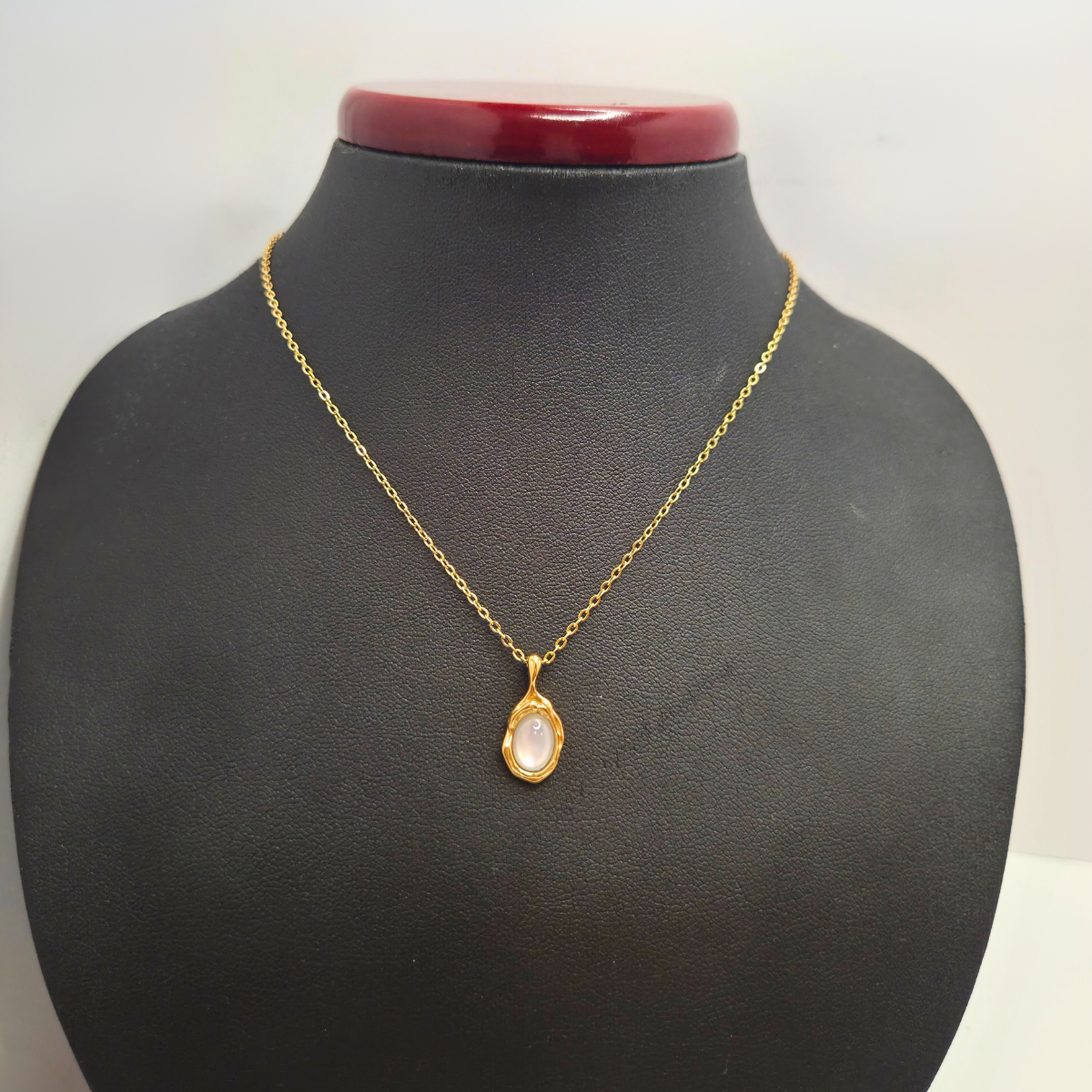 Collier avec pendentif ovale en nacre 100 % acier plaqué or 18 carats
