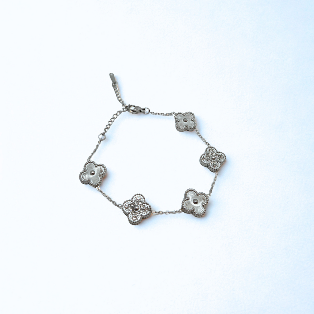 Pulsera de Trébol Plateada con Detalles de Brillo 100% Acero Inoxidable
