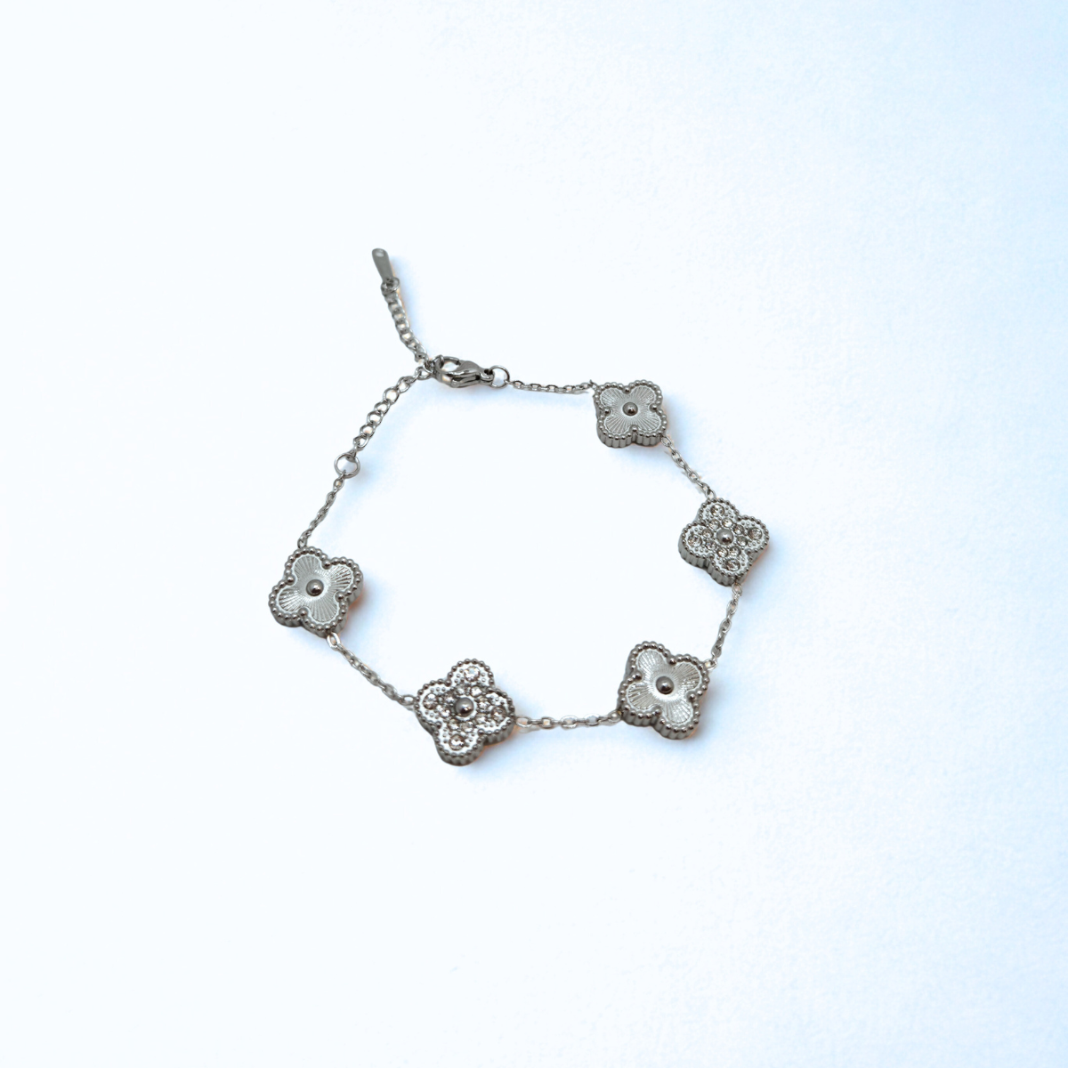 Pulsera de Trébol Plateada con Detalles de Brillo 100% Acero Inoxidable