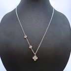 Collar de Trébol con Circonitas y Diseño Asimétrico 100% Acero Inoxidable Color Plata