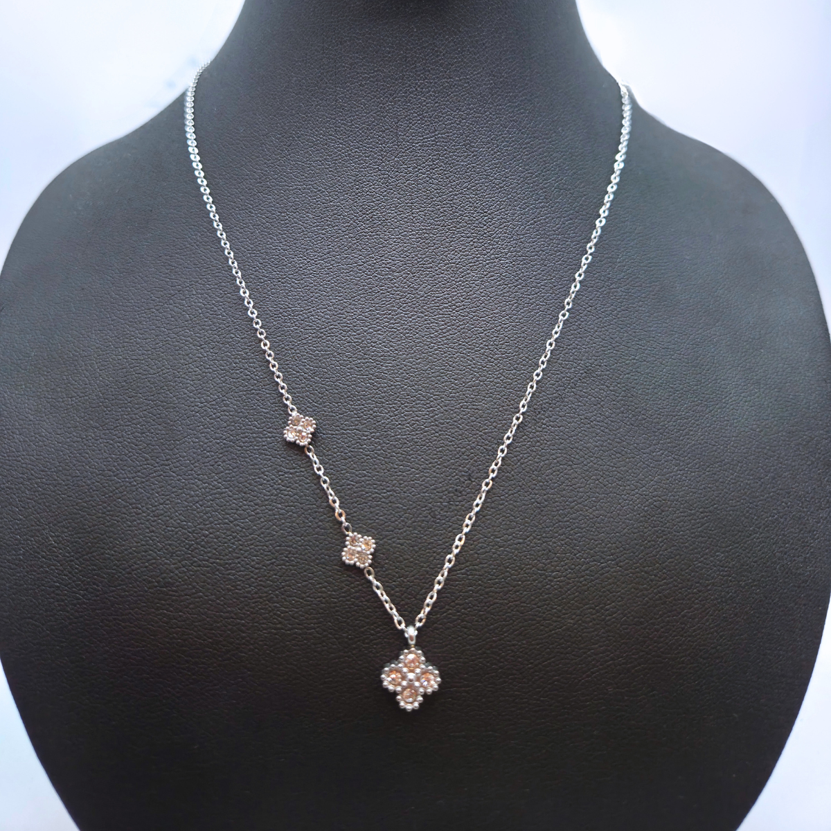 Collier trèfle avec zircone et design asymétrique 100 % acier inoxydable couleur argent