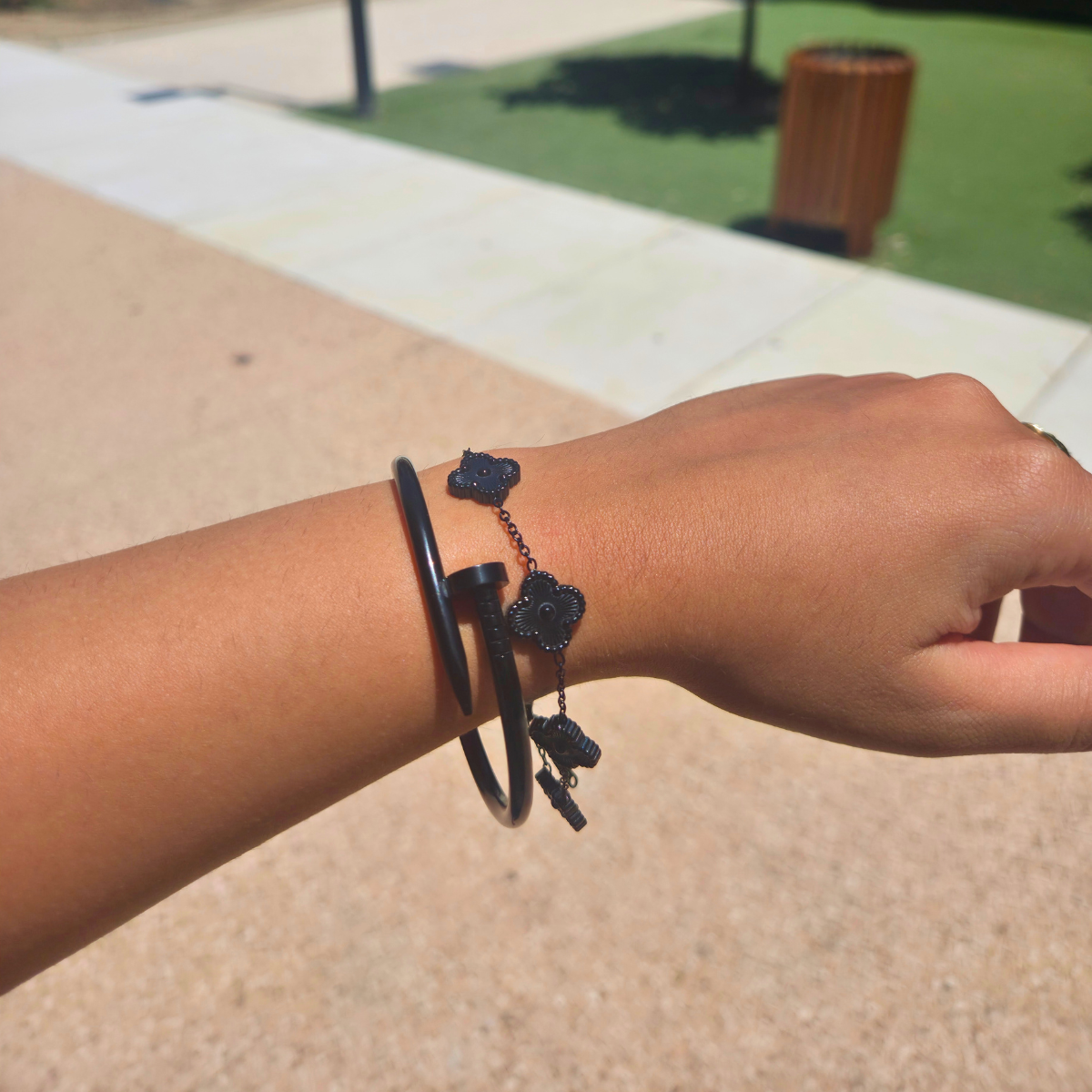 Dúo de Pulseras Negras de Acero: Brazalete Clavo y Cadena Trébol