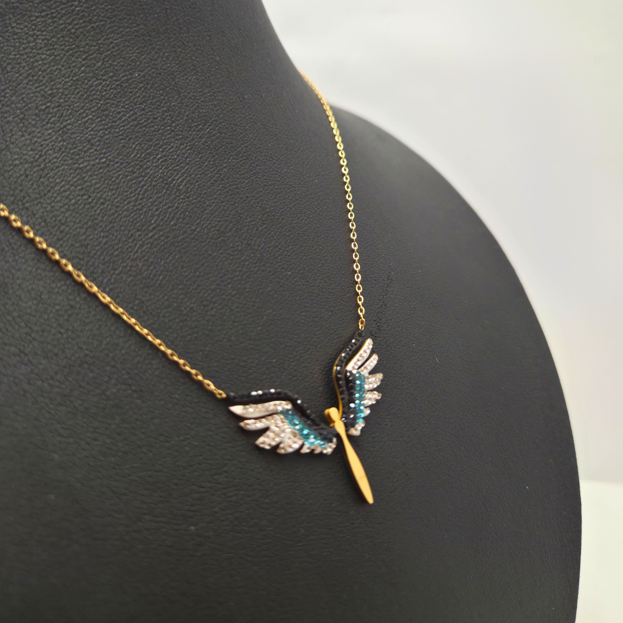 Collar Alas de Ángel con Circonitas Multicolor 100% Acero Bañado en Oro 18K