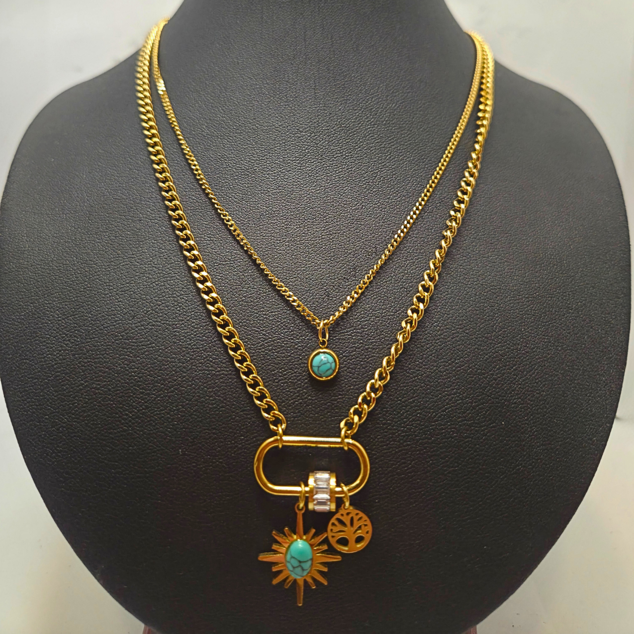 Collar de Doble Capa con Mosquetón y Charms Turquesa 100% Acero Bañado en Oro 18K
