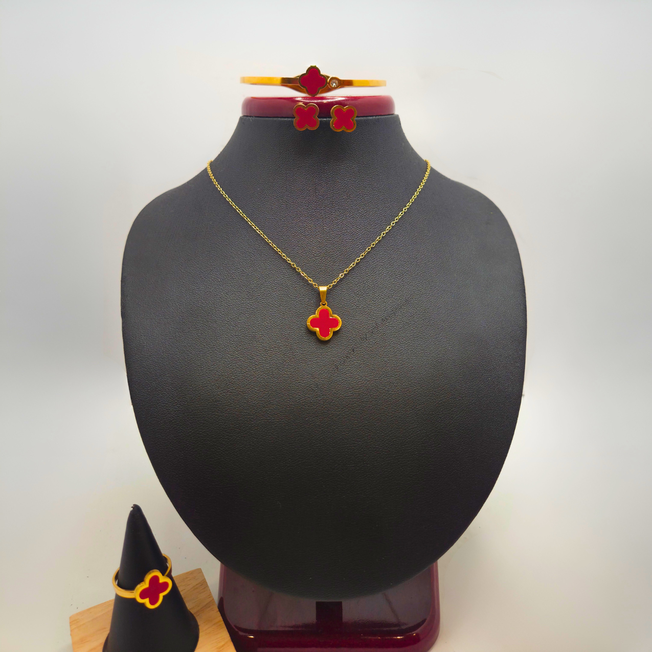 Conjunto Completo Trébol de la Suerte Rojo - Acero Bañado en Oro 18K
