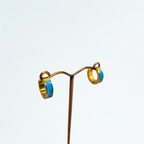Pendientes de Aro Robusto con Detalle de Esmalte Azul Eléctrico - 100% Acero Bañado en Oro 18K