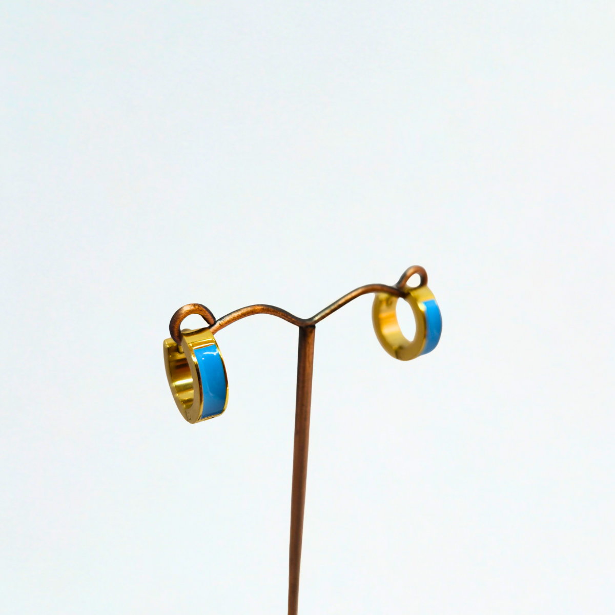 Pendientes de Aro Robusto con Detalle de Esmalte Azul Eléctrico - 100% Acero Bañado en Oro 18K