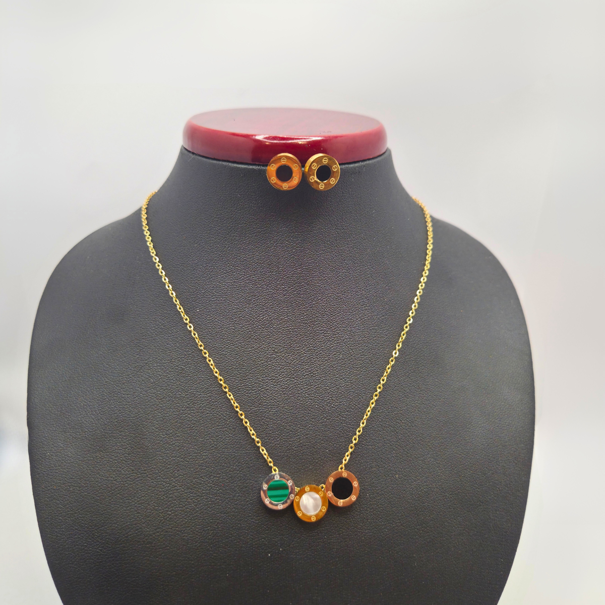 Conjunto de Collar y Pendientes de Círculos con Detalles de Color - 100% Acero Bañado en Oro de 18K