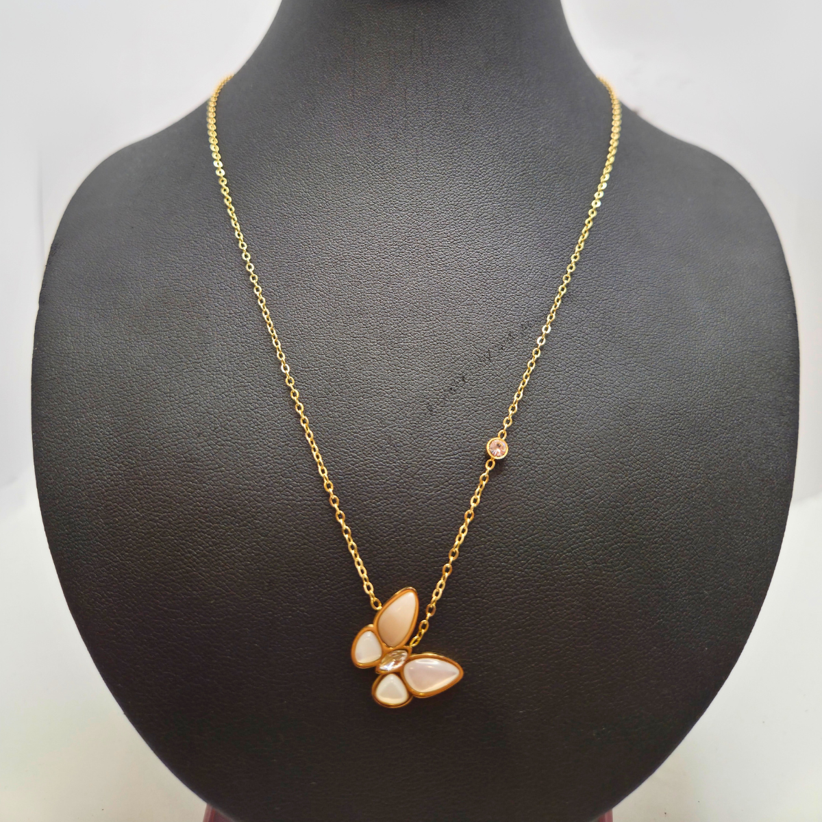 Collier Papillon avec Nacre et Zircone 100% Acier Plaqué Or 18K