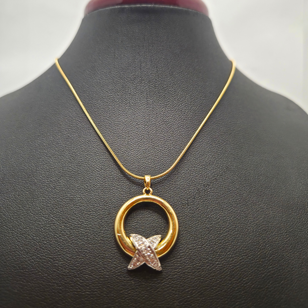 Collar Círculo y 'X' con Circonitas 100% Acero Bañado en Oro 18K