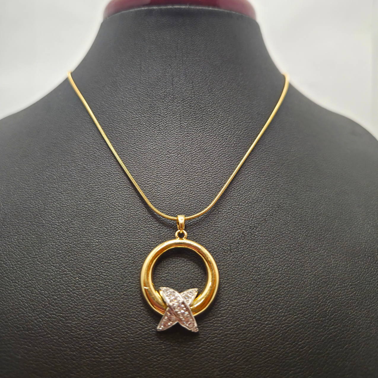 Collar Círculo y 'X' con Circonitas 100% Acero Bañado en Oro 18K