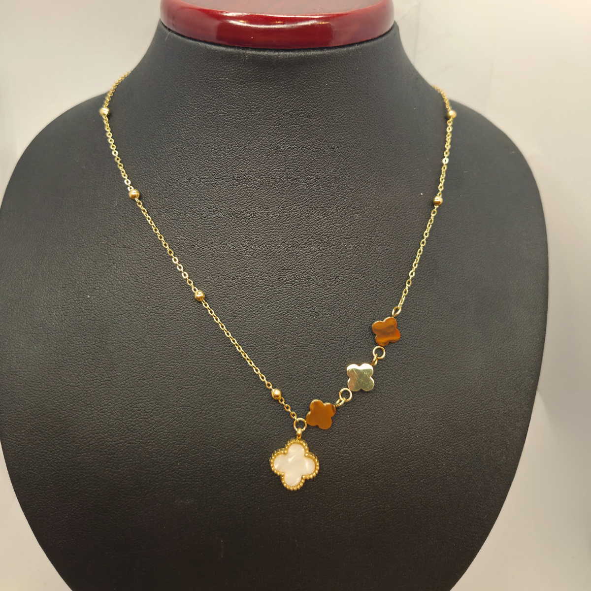 Collier chaîne avec perles mixtes et trèfles à quatre feuilles (nacre blanche, ambre et or) - 100 % acier plaqué or 18 carats