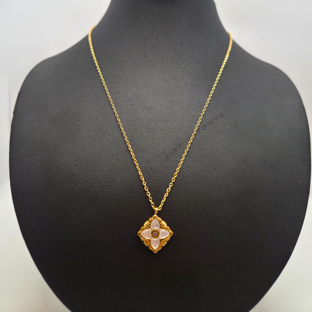 Collar Flor de Cuatro Pétalos con Nácar y Circonita Central 100% Acero Bañado en Oro 18K