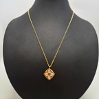 Collar Flor de Cuatro Pétalos con Nácar y Circonita Central 100% Acero Bañado en Oro 18K