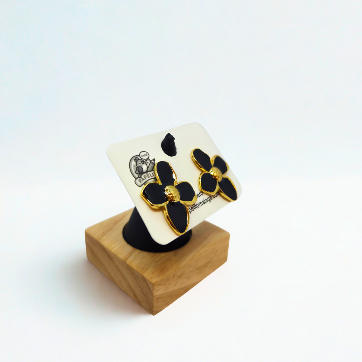 Pendientes de Botón con Flor de Pétalos Negros y Centro Dorado - 100% Acero Bañado en Oro 18K