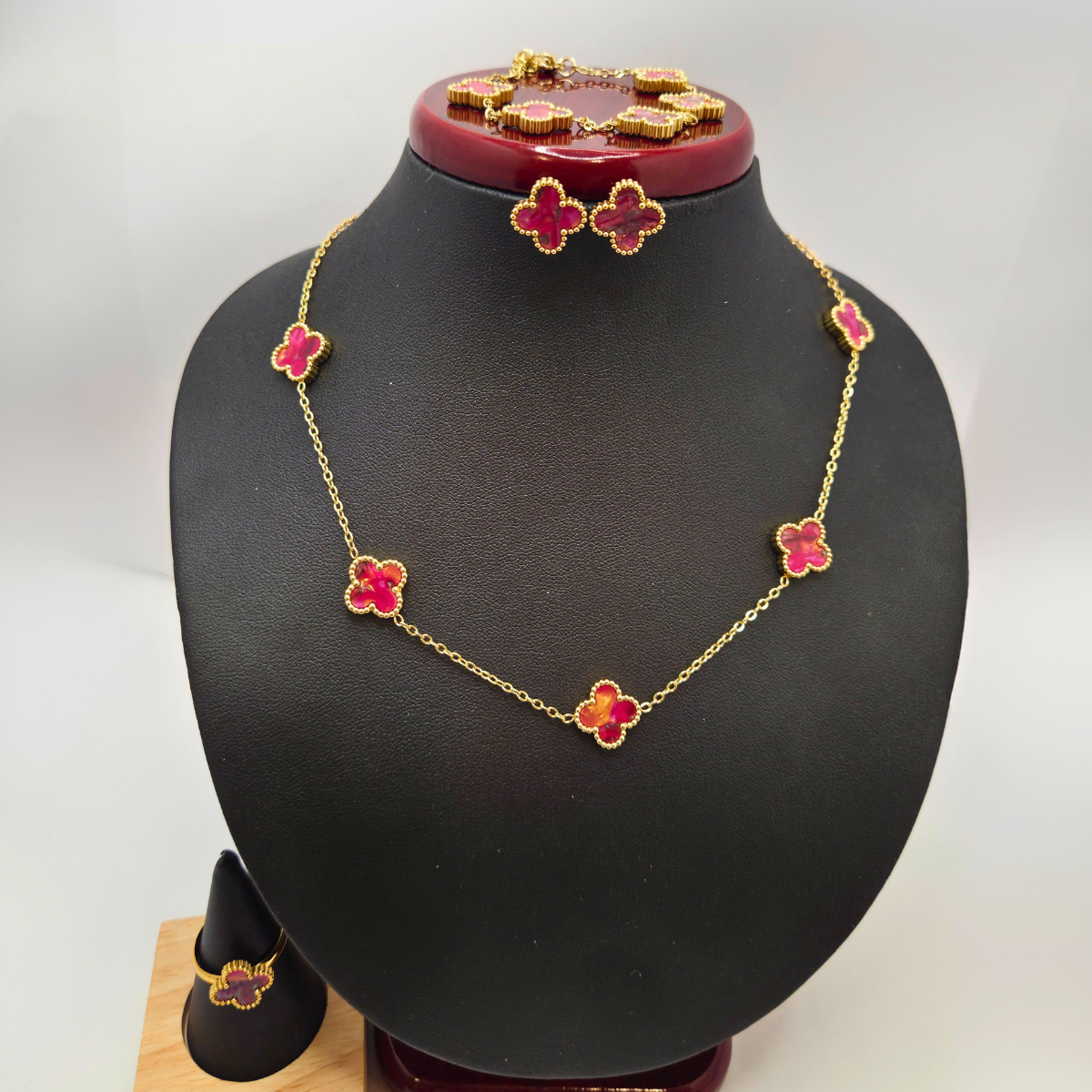 Conjunto Completo de Acero Chapado en Oro de 18K 100% con Tréboles Rojos
