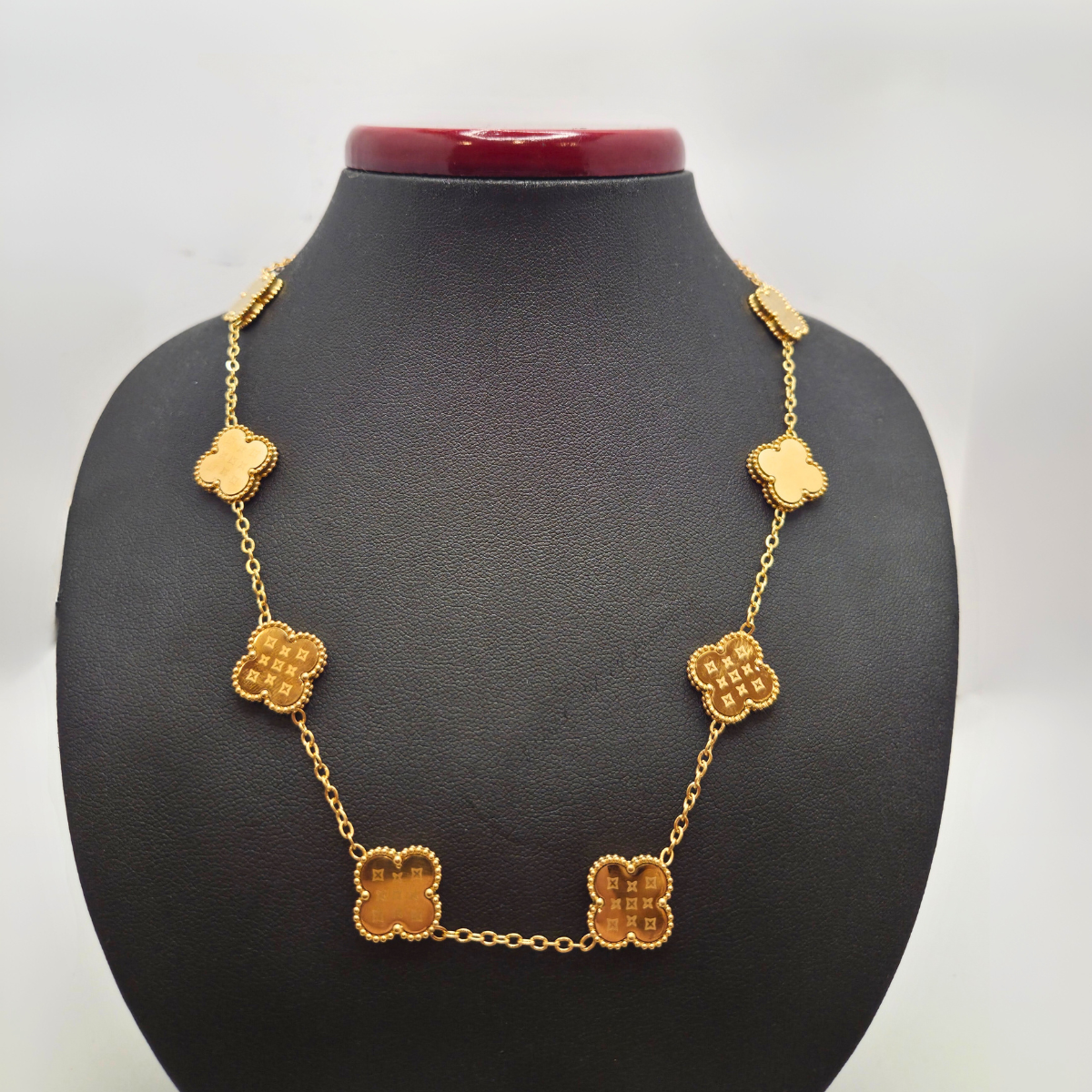 Collar de Trébol Dorados con Patrón Grabado 100% Acero Bañado en Oro 18K
