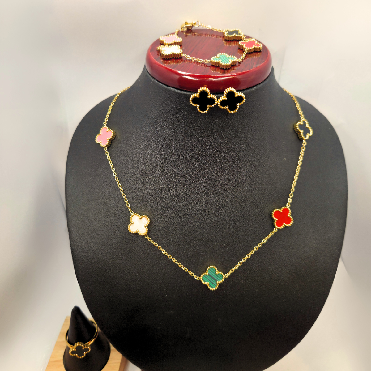Lujo de Tréboles de Cuatro Hojas Multicolores (Collar, Pendientes, Pulsera y Anillo Free Size ) - 100% Acero Bañado en Oro 18K