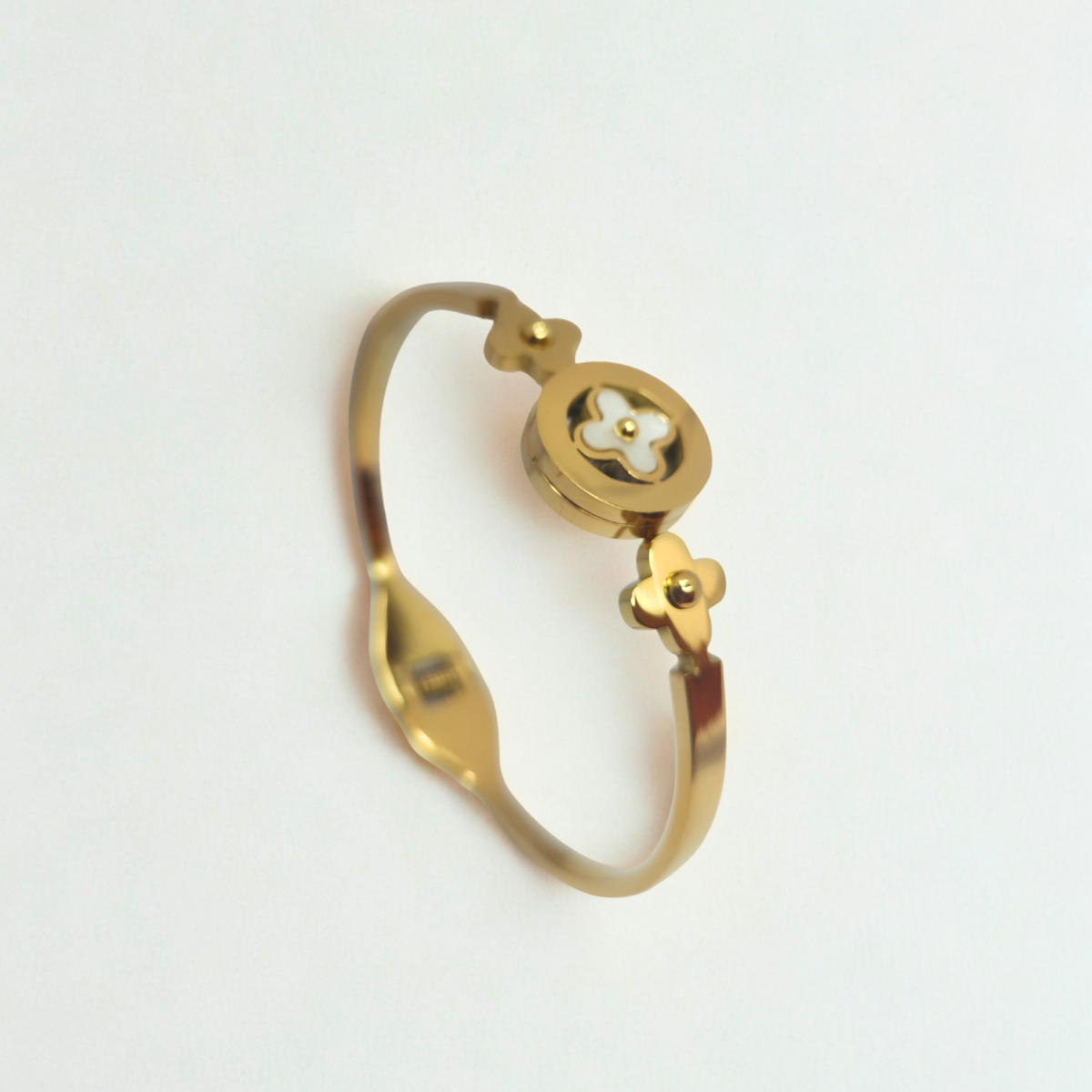Pulsera Rígida con Diseño de Trébol y Nácar Blanco 100% Acero Bañado en Oro 18K