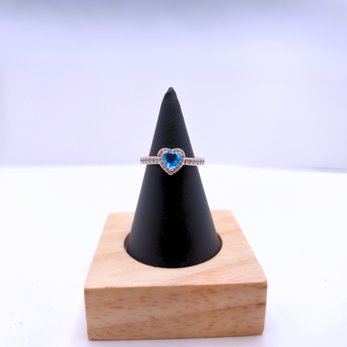 Bague ajustable « Cœur Céleste » avec zircone bleue – Acier plaqué or blanc 18 carats