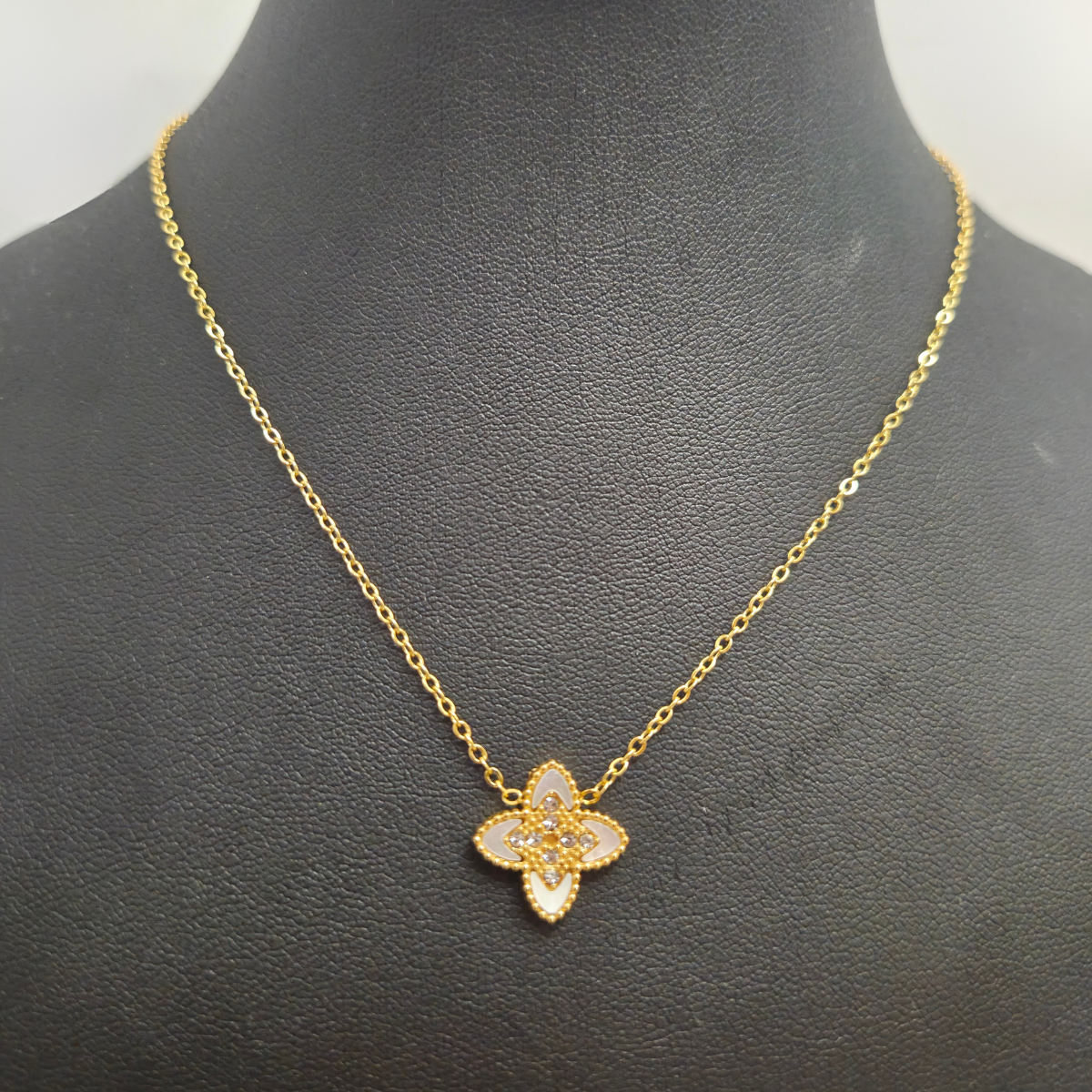 Collier pendentif fleur à quatre pétales avec nacre et zircone, 100 % acier plaqué or 18 carats