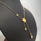 Collar Lariat con Trébol y Candado 100% Acero Bañado en Oro 18K