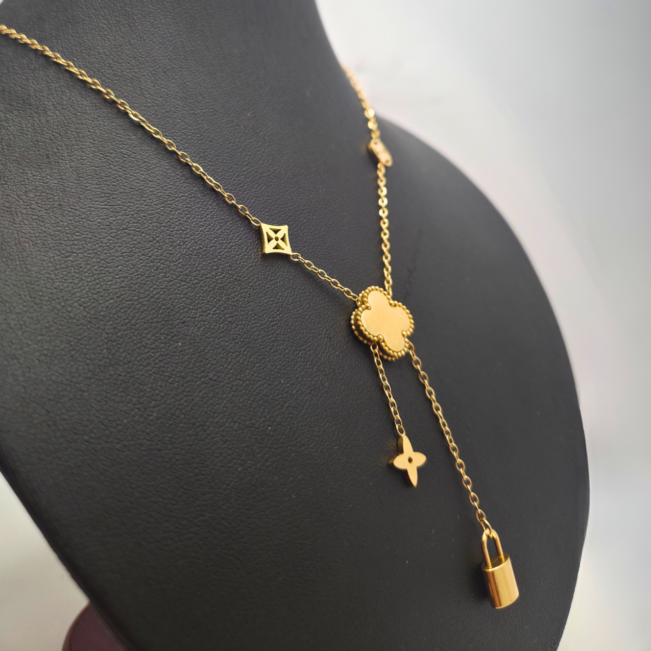 Collar Lariat con Trébol y Candado 100% Acero Bañado en Oro 18K