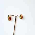 Pendientes de Aro Robustos con Detalle de Esmalte Rojo Vibrante - 100% Acero Bañado en Oro 18K