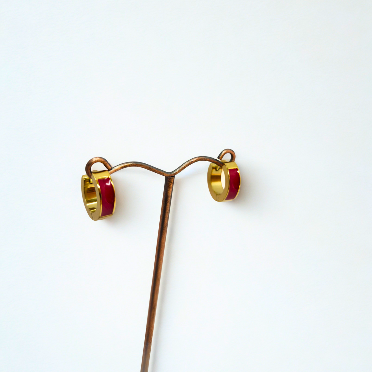 Pendientes de Aro Robustos con Detalle de Esmalte Rojo Vibrante - 100% Acero Bañado en Oro 18K