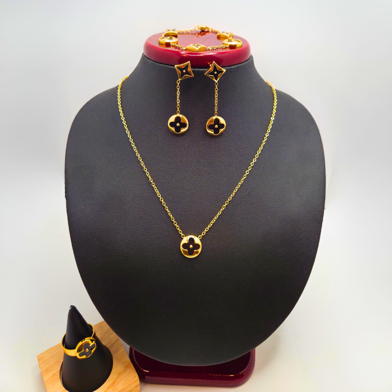 Conjunto Elegante Corazón Negro - Acero Bañado en Oro 18K