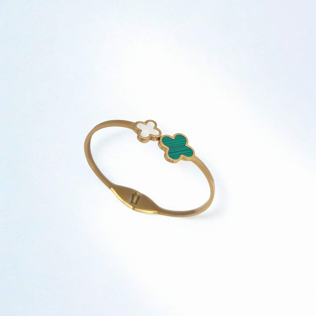 Pulsera Rígida con Trébol Blanco Nácar y Verde Malaquita 100% Acero Bañado en Oro 18K