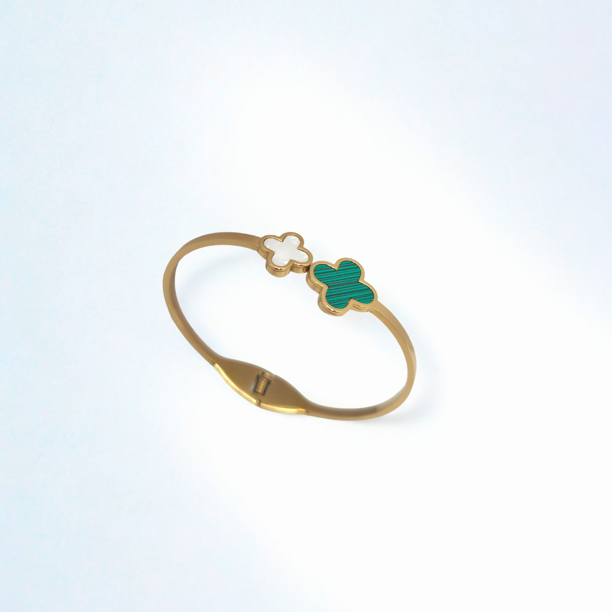 Pulsera Rígida con Trébol Blanco Nácar y Verde Malaquita 100% Acero Bañado en Oro 18K