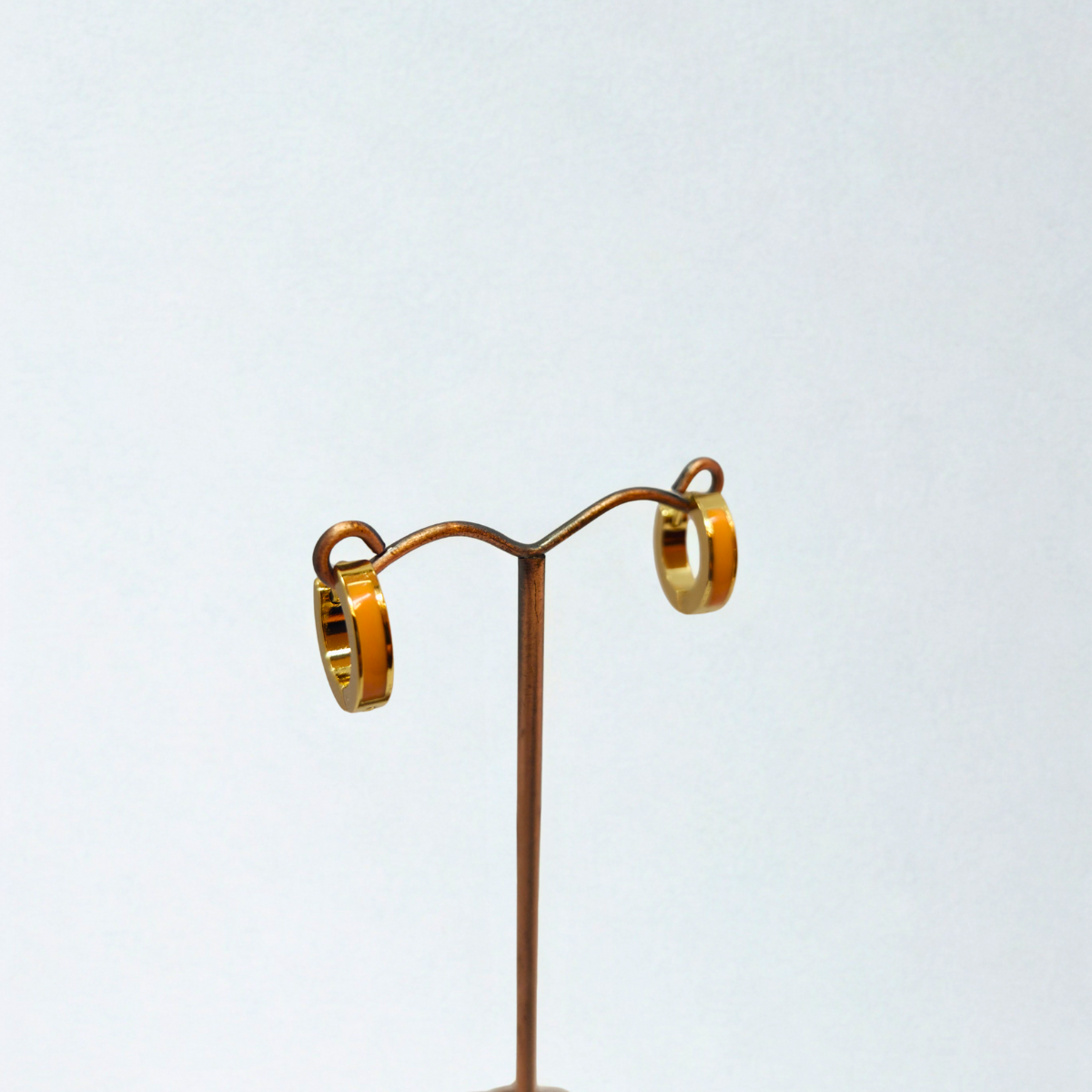 Pendientes de Aro Robusto con Detalle de Esmalte Naranja - 100% Acero Bañado en Oro 18K