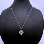 Collar Flor de Cuatro Pétalos con Nácar y Circonita Central 100% Acero Inoxidable Color Plata