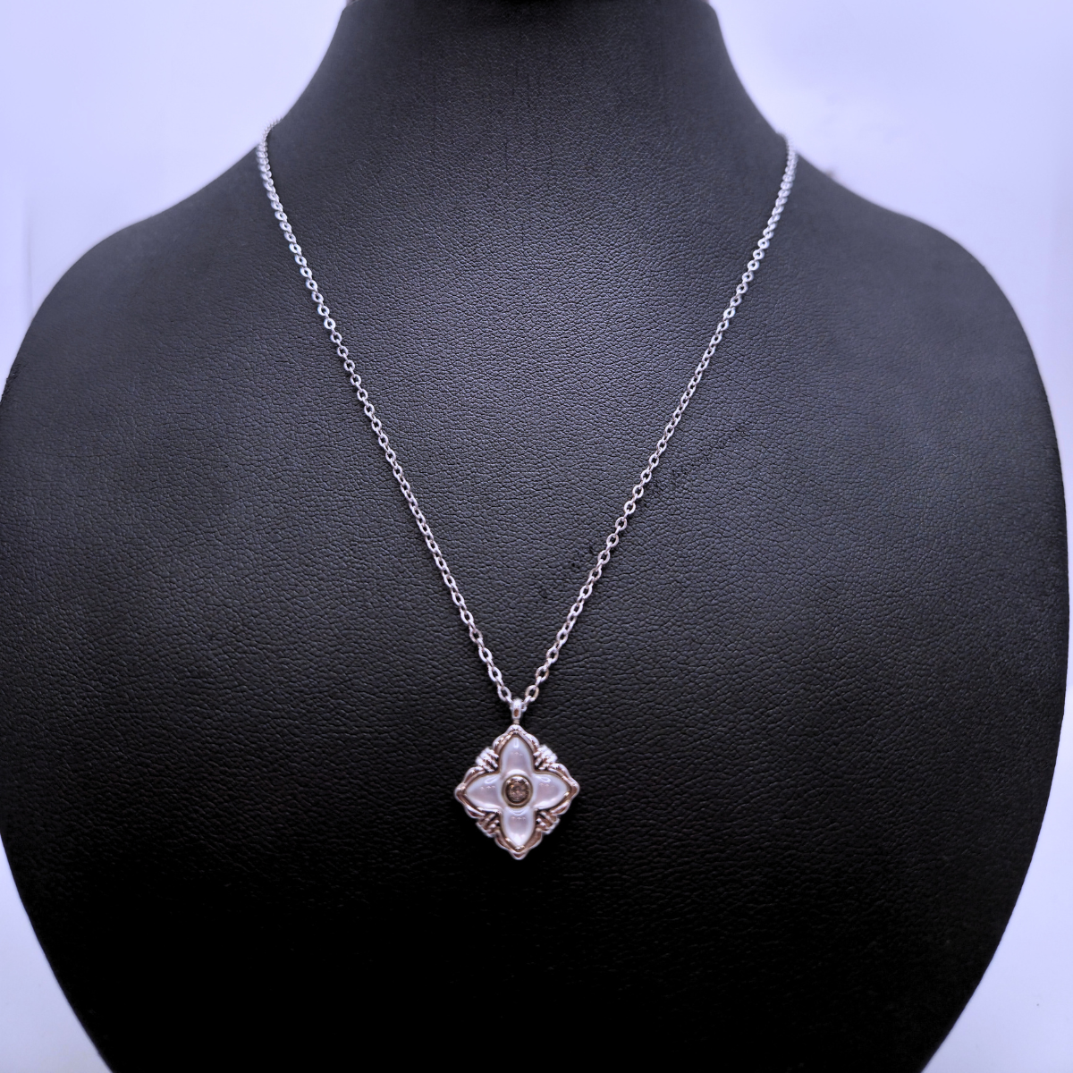 Collier fleur à quatre pétales avec nacre et zircone centrale 100 % acier inoxydable couleur argent