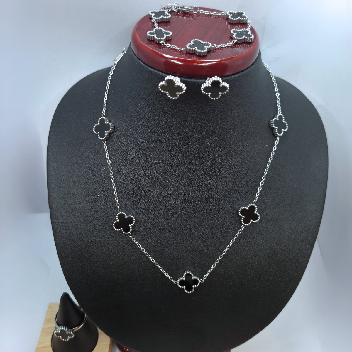 Conjunto Lujo de Tréboles de Cuatro Hojas Negros (Collar, Pendientes, Pulsera y Anillo) - Acero Inoxidable con Baño en Rodio